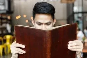 Pessoa lendo um livro — artigo sobre noções básicas de astigmatismo