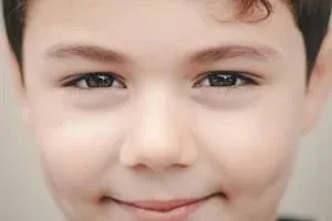 Criança — artigo sobre inserção e remoção de lentes de contato MiSight 1 day