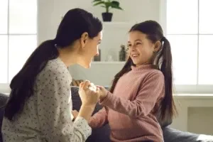 Mãe e criança — artigo sobre o papel dos pais no manejo da miopia
