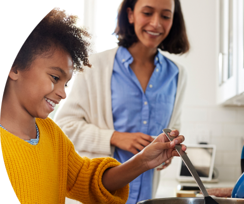Menina cozinhando com a mãe na cozinha